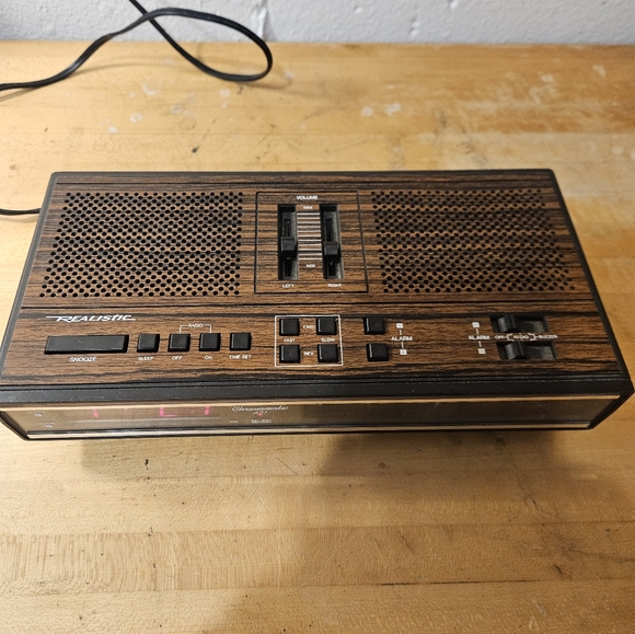 REALISTIC CHRONOMATIC 251 ALARM CLOCK AM/FM RADIO WOODGRAIN - Tested&Works - Picture 3 of 5